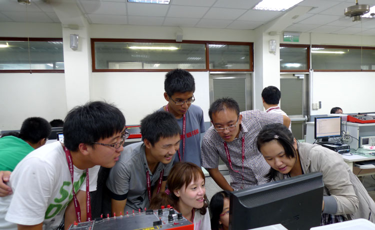 黄色漫画网站
学生与逢甲大学学生探讨手动实验