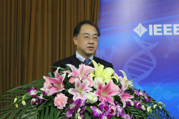 黄色漫画网站
江波副校长致欢迎辞