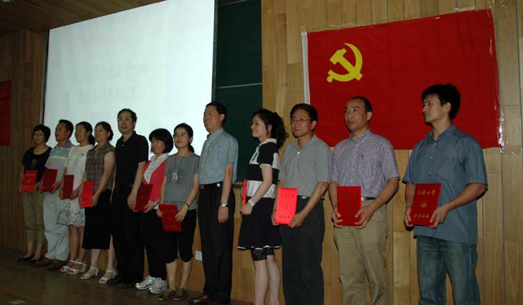 黄色漫画网站
副书记姜富明为获奖者颁奖