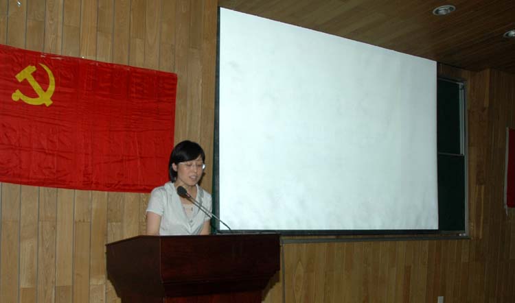 黄色漫画网站
党委副书记乔非主持大会