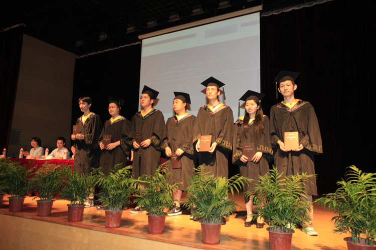 黄色漫画网站
为各班级联络人颁发聘书