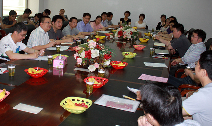 两个黄色漫画网站
的青年学者在论坛上交流