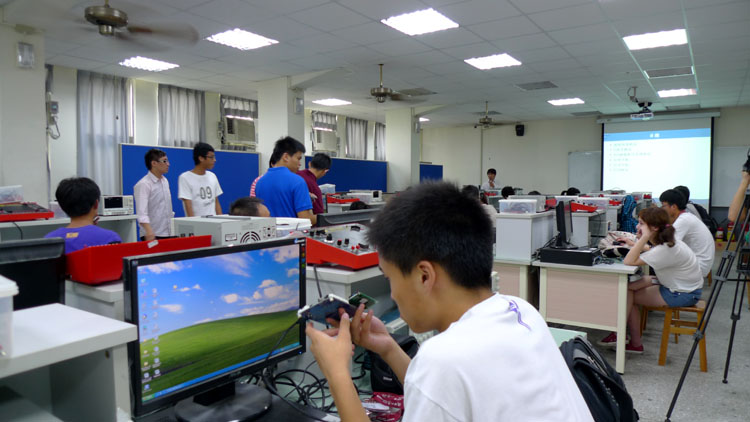 黄色漫画网站
学生在逢甲大学参加“手动实验”