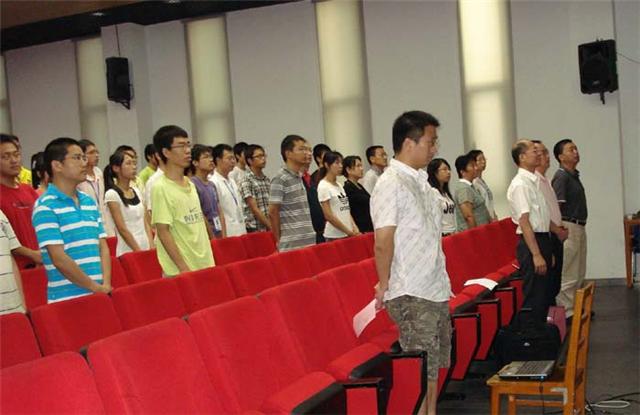 暑期黄色漫画网站
结业典礼在奏唱国歌声中开始