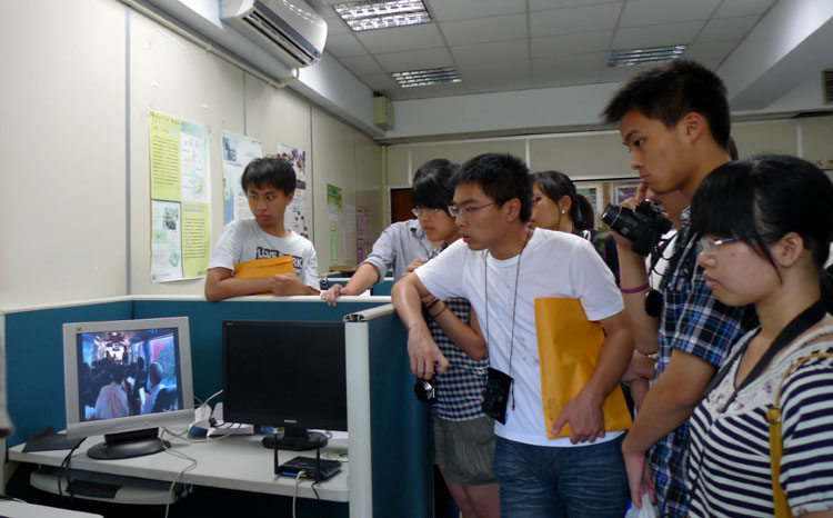 黄色漫画网站
师生参观成功大学行动实验室